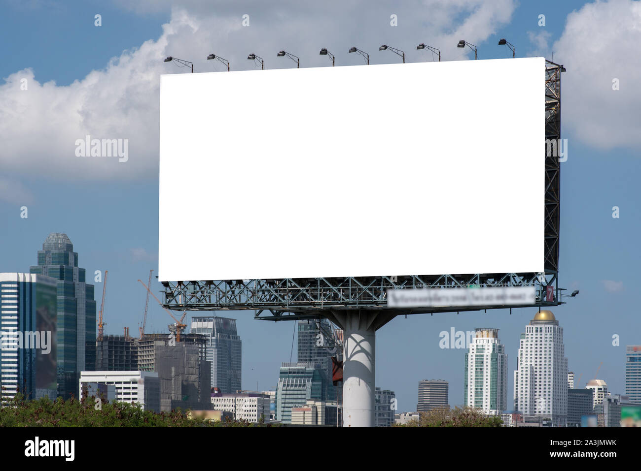 Route avec des lanternes et grand blank billboard au soir en ville : Bangkok : Thaïlande Banque D'Images