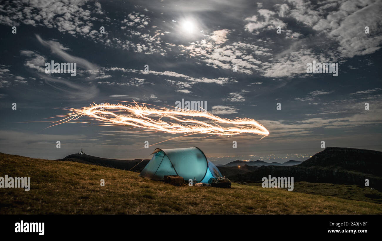 Plus d'artifice tente de camping de nuit sur les montagnes des Carpates Banque D'Images