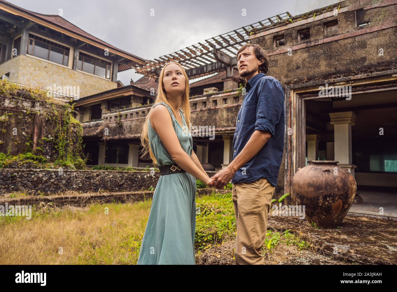 Couple heureux dans l'amour dans l'abandon et de mystérieux hôtel à  Bedugul. L'Indonésie, l'île de Bali. Lune de miel à Bali Photo Stock - Alamy