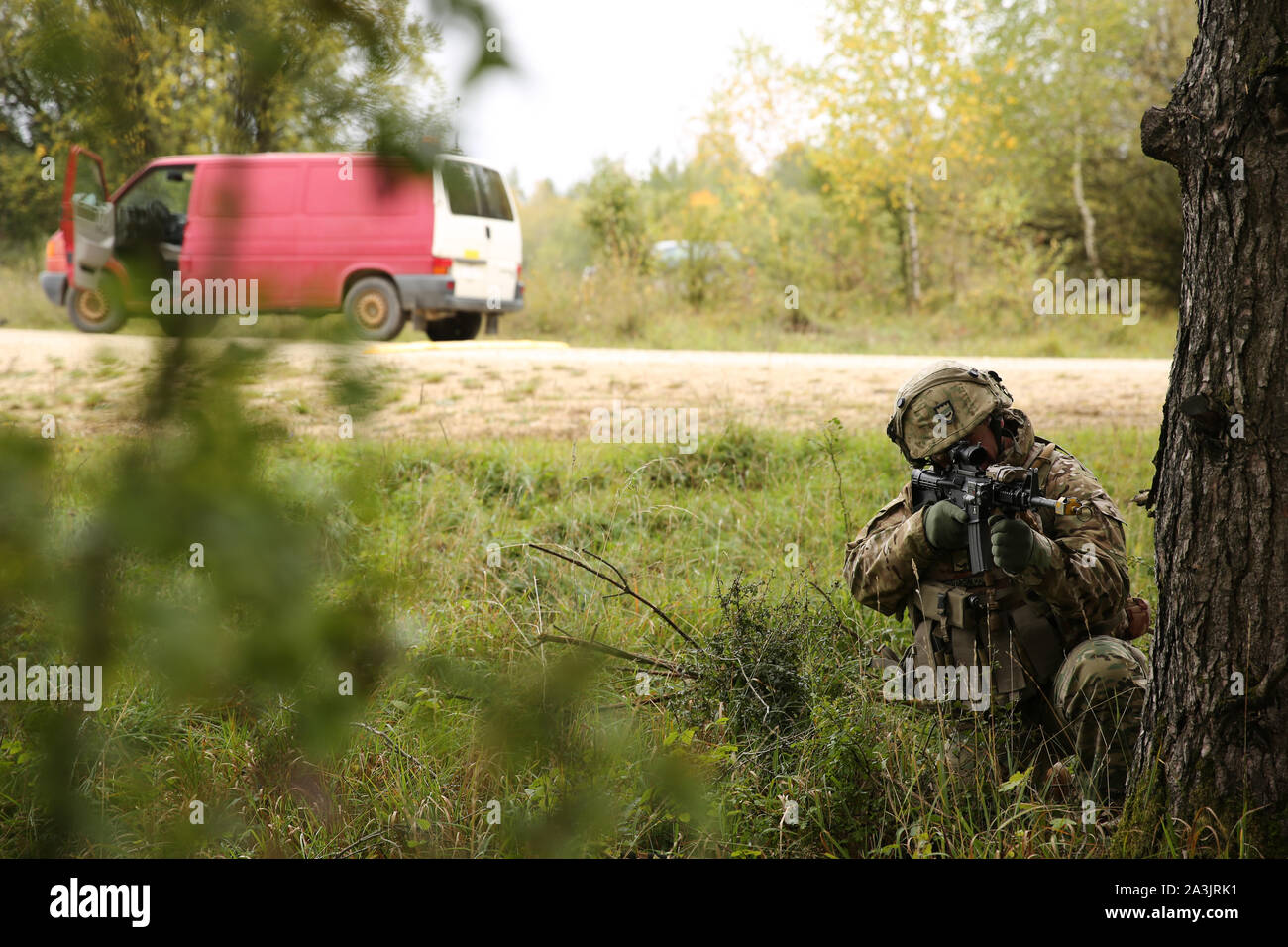 Un soldat géorgien du 12e Bataillon d'infanterie géorgiennes tire de la sécurité après un véhicule né Dispositif explosif attaque sur un point de contrôle d'entrée au cours de l'exercice de répétition de mission géorgienne à la zone d'entraînement Hohenfels en Allemagne, le 7 octobre 2019. L'exercice de répétition de mission géorgienne dirigée par le Corps des Marines des États-Unis comporte près de 900 soldats géorgiens et des Marines. L'exercice va du 1er octobre au 20 octobre au Centre de préparation interarmées multinationale à Hohenfels, Allemagne. L'exercice est destiné à préparer le 12e Bataillon d'infanterie géorgienne pour les opérations offensives et défensives, Banque D'Images