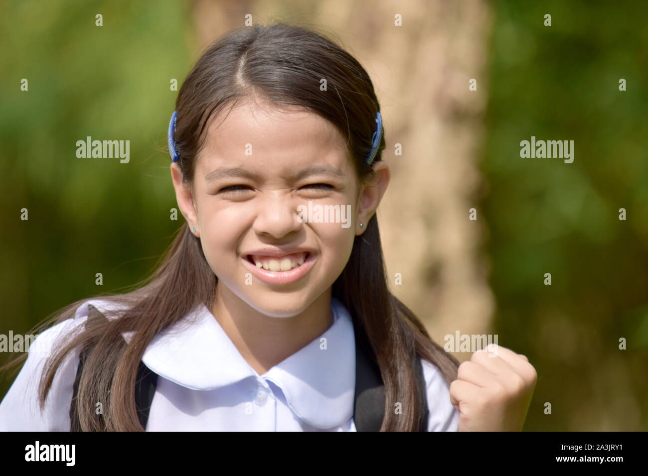 Cute Asian School Girl et l'angoisse le port de l'uniforme scolaire Banque D'Images