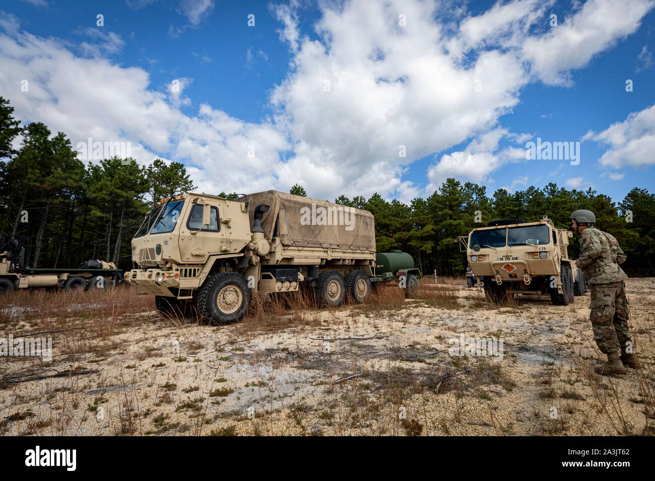 Les soldats de l'armée américaine avec la Garde nationale du New Jersey's Company F, 250e Bataillon de soutien de la Brigade de réarmement run, ravitailler, le réapprovisionnement et le point de l'enquête pour le 3e Bataillon, 112e Régiment d'artillerie au cours de la formation sur Joint Base McGuire-Dix-Lakehurst, N.J., le 4 octobre 2019. (U.S. Air National Guard photo par le Sgt. Matt Hecht) Banque D'Images