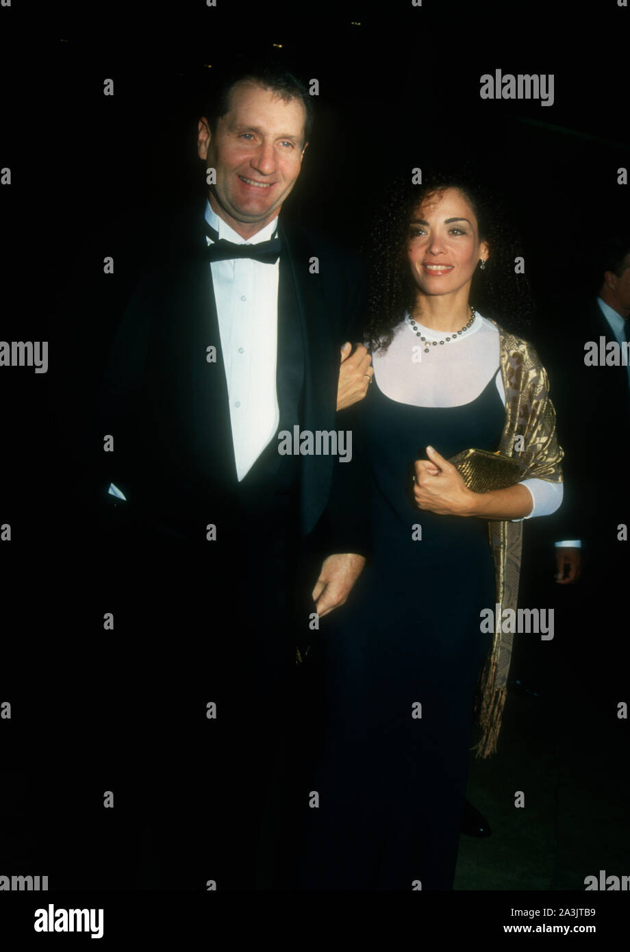 Los Angeles, Californie, USA 28 janvier 1995 l'Acteur Ed O'Neill et épouse la comédienne Catherine Rusoff assister à marié avec enfants 200e épisode Event le 28 janvier 1995 à Los Angeles, Californie, USA. Photo de Barry King/Alamy Stock Photo Banque D'Images