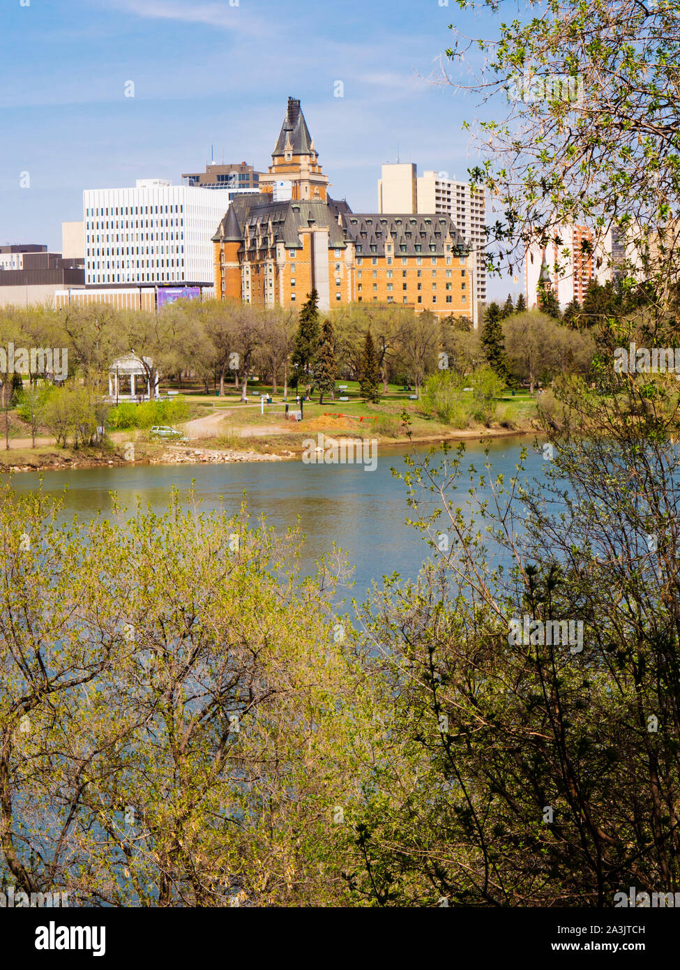 Avis de l'hôtel Delta Bessborough à partir de la rivière Saskatchewan Sud, à Saskatoon Banque D'Images