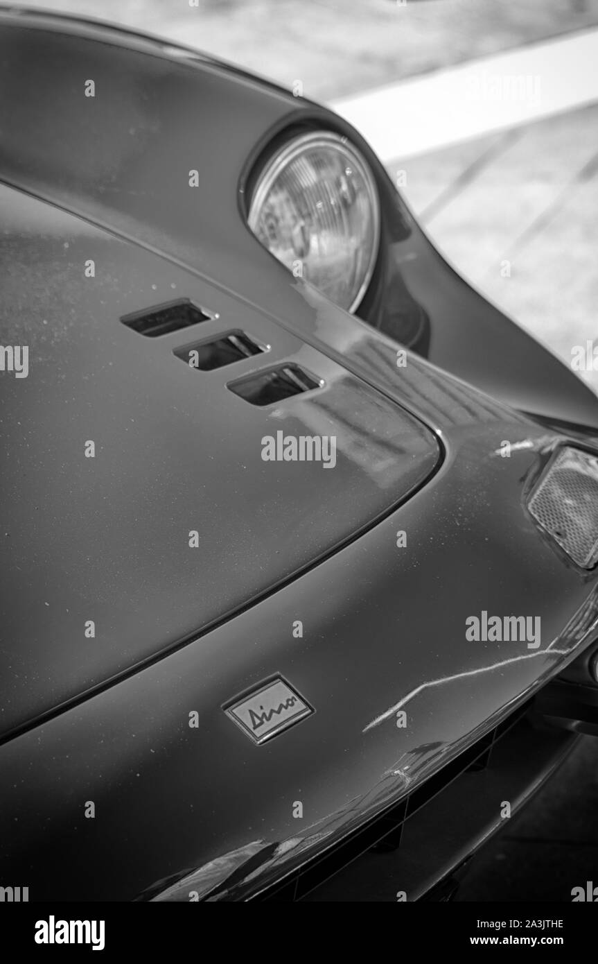 PESARO, ITALIE - set 29, 2019 : Ferrari Dino sur une vieille voiture de course en rallye dans l'exposition Banque D'Images