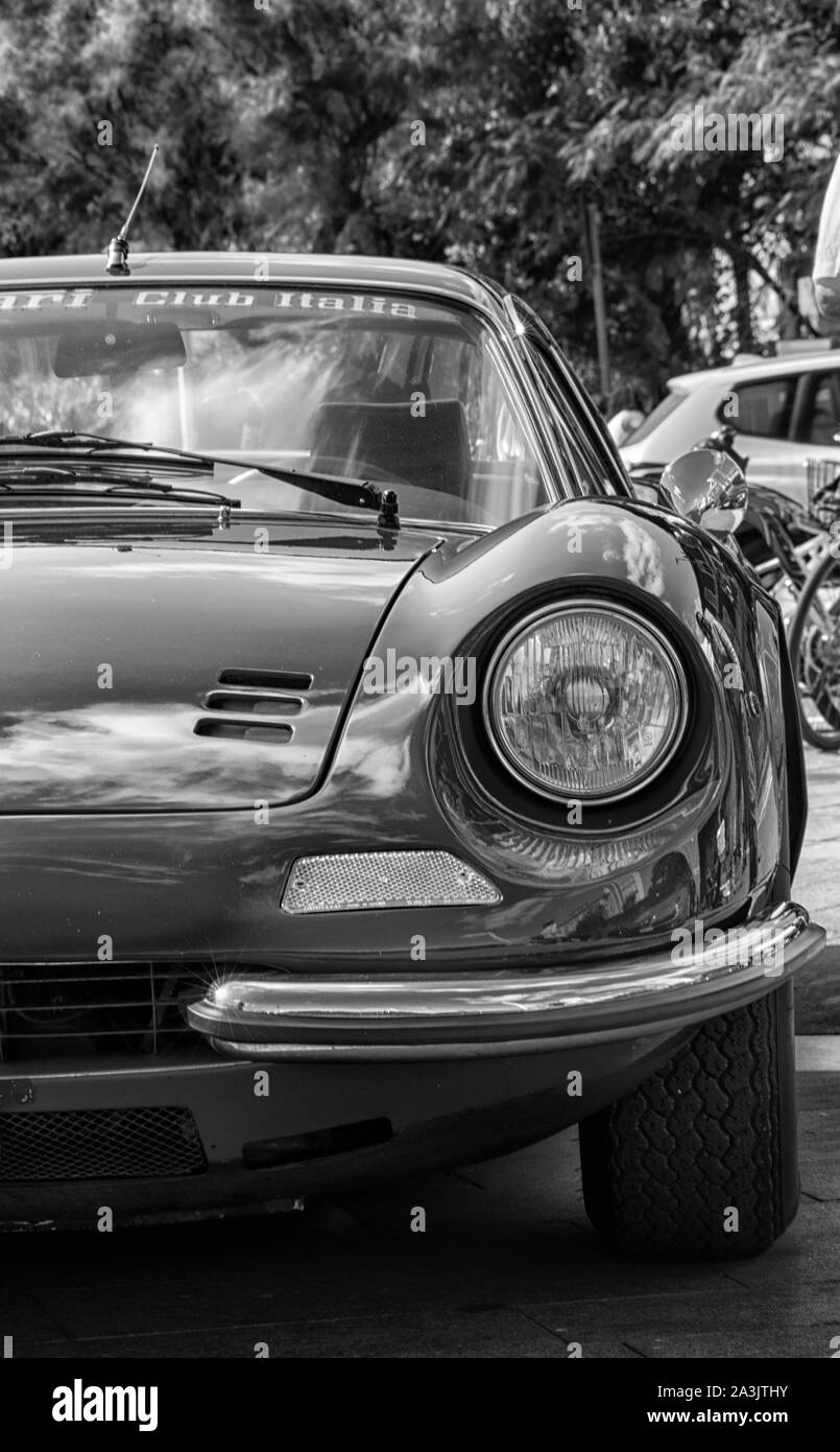 PESARO, ITALIE - set 29, 2019 : Ferrari Dino sur une vieille voiture de course en rallye dans l'exposition Banque D'Images