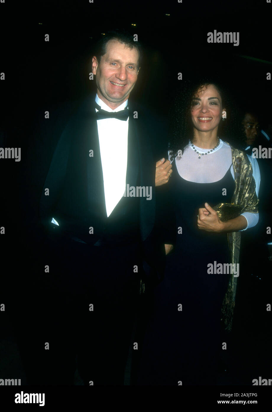 Los Angeles, Californie, USA 28 janvier 1995 l'Acteur Ed O'Neill et épouse la comédienne Catherine Rusoff assister à marié avec enfants 200e épisode Event le 28 janvier 1995 à Los Angeles, Californie, USA. Photo de Barry King/Alamy Stock Photo Banque D'Images