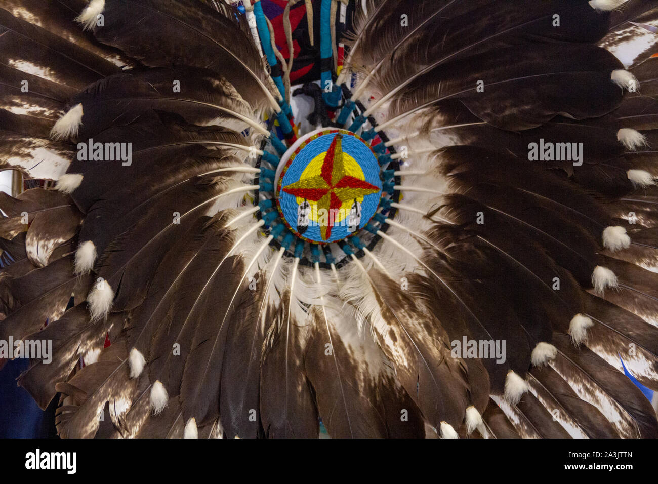 Plume d'aigle de l'agitation sur un aîné Native American Indian participant à la communauté Dernière Chance Pow Wow à Helena, Montana, USA. Banque D'Images