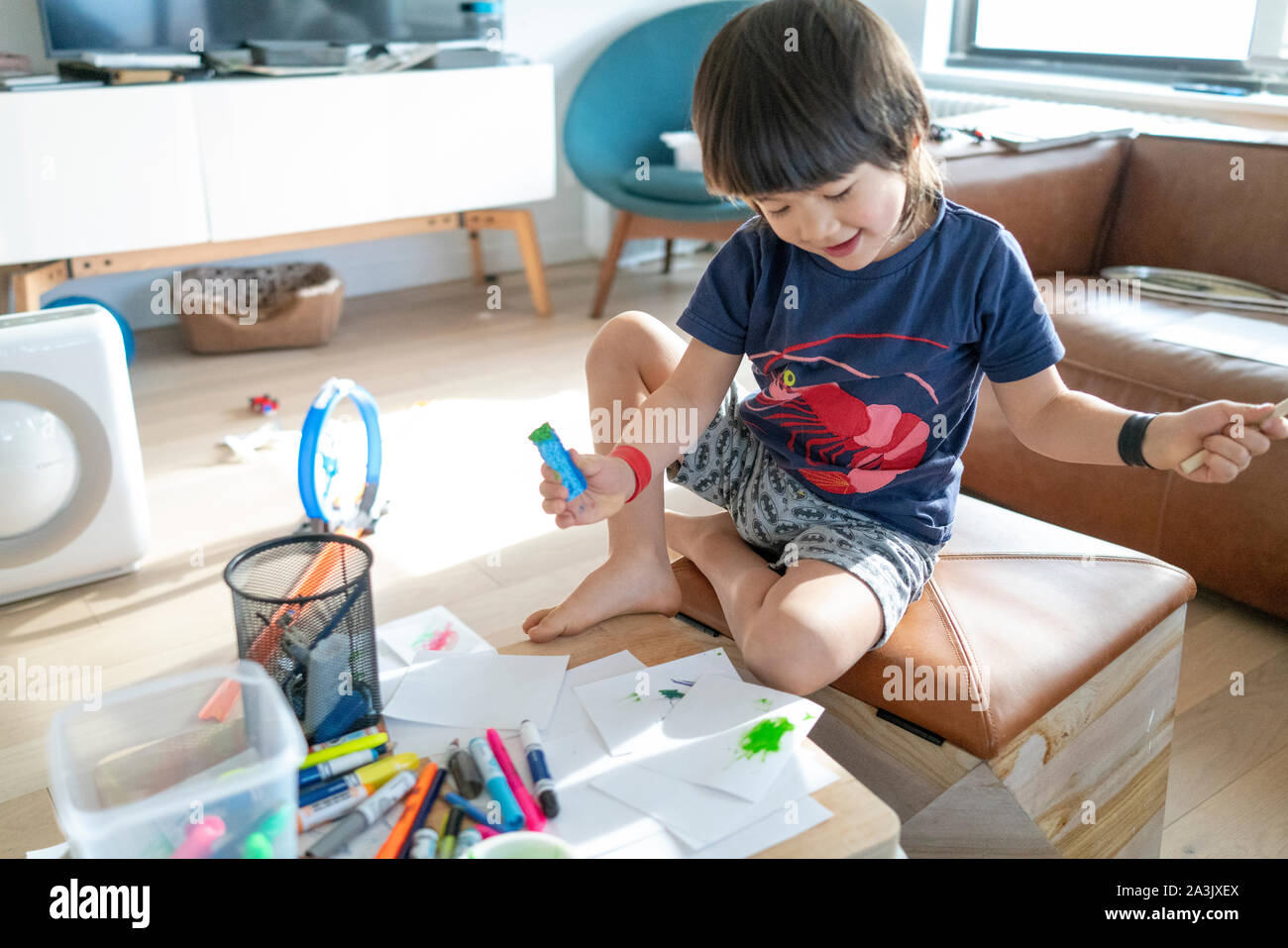 Boy making art dinosaure avec Banque D'Images