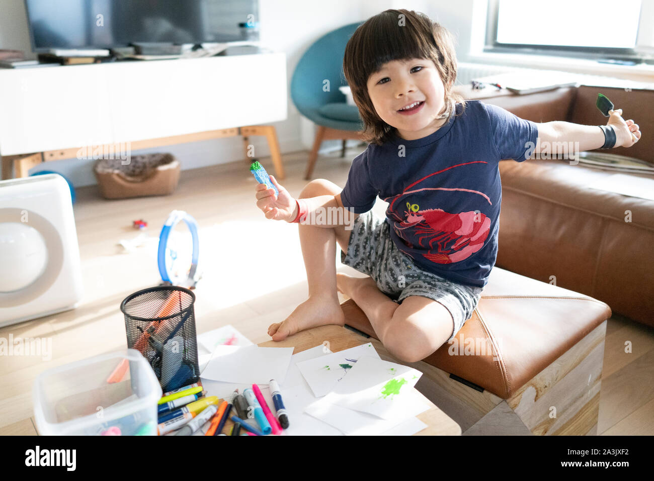 Boy making art dinosaure avec Banque D'Images