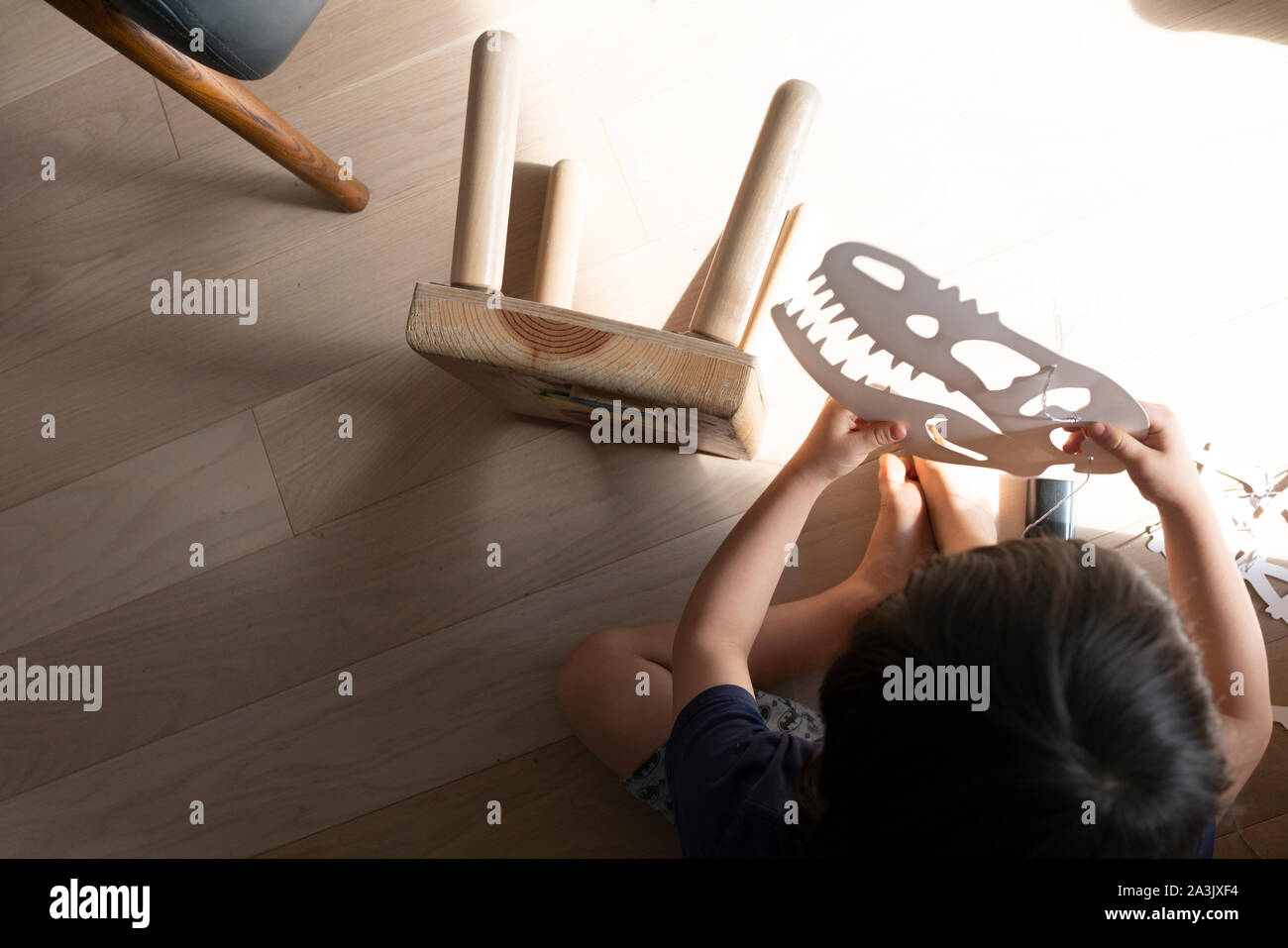 Boy making art dinosaure avec Banque D'Images