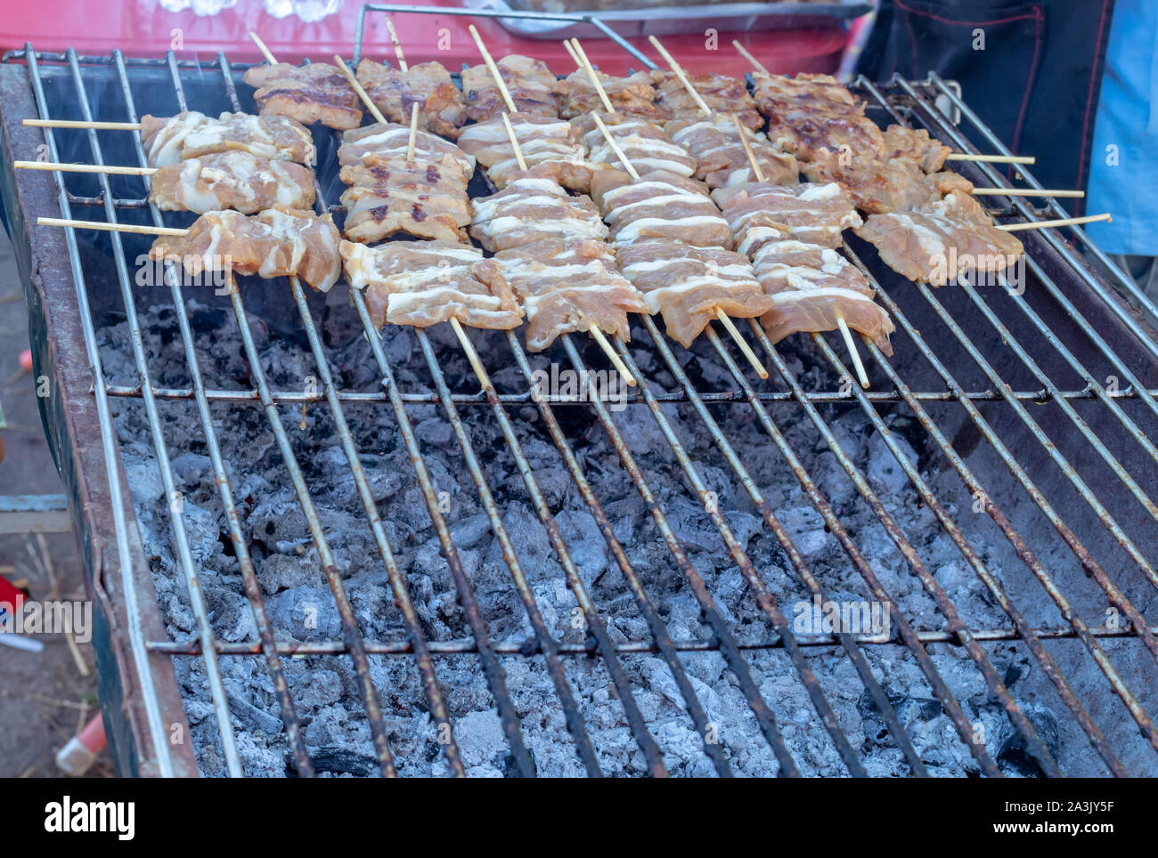 Porc mariné grillé avec sauce brochettes et petits Banque D'Images