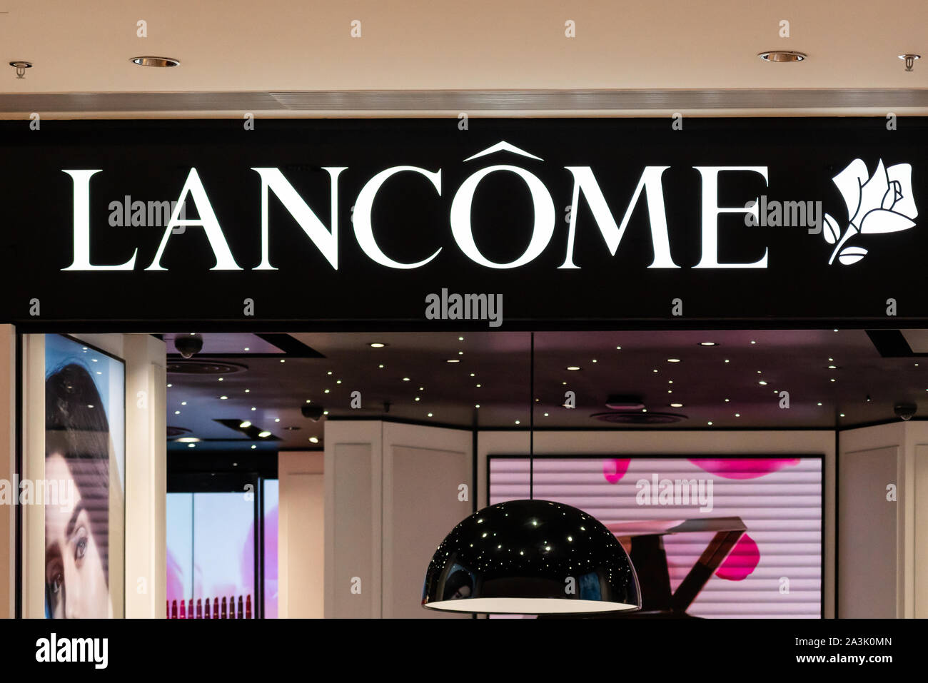 Les parfums et cosmétiques de luxe français chambre Lancome store et le  logo vu à Shenzhen Photo Stock - Alamy