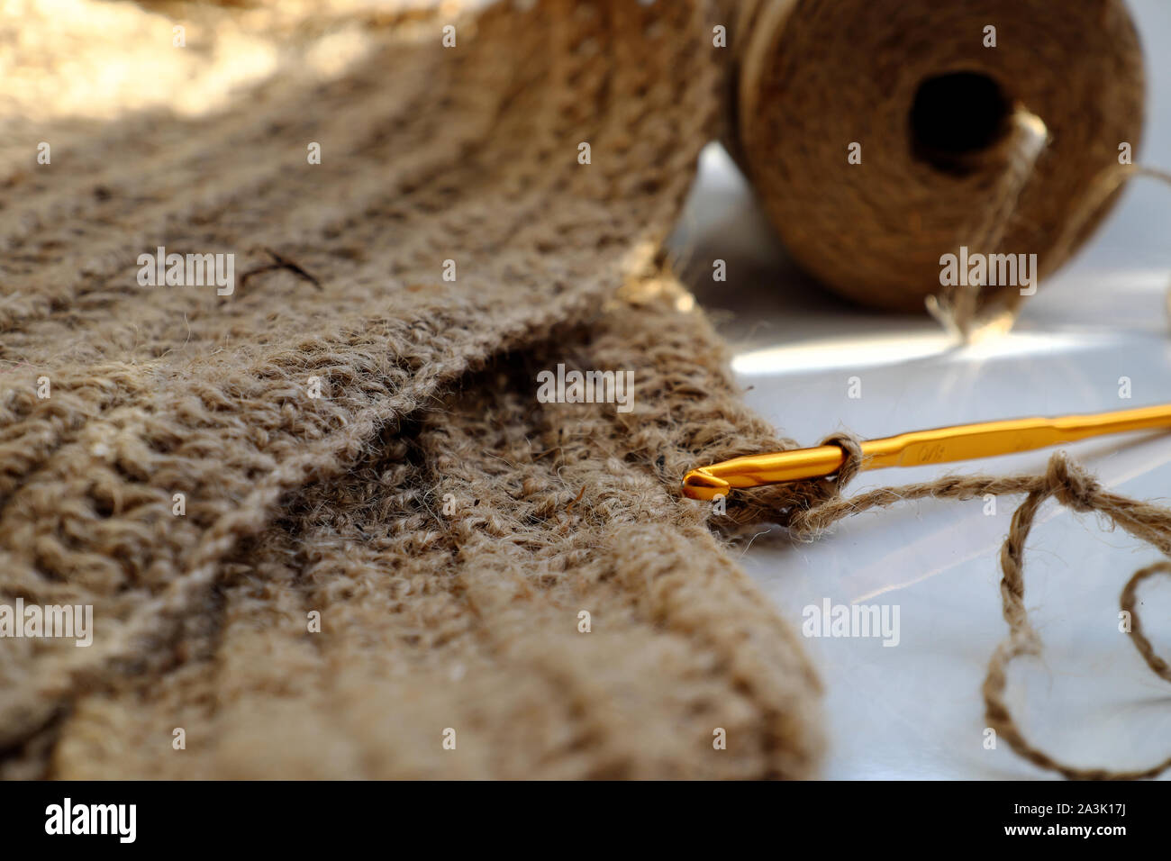 Close up avec crochet boule de corde de jute pour faire à la main, décor produit torchon table ou mat sur fond blanc Banque D'Images
