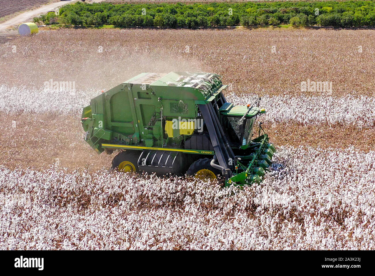 Images aériennes d'un grand cueilleur de coton moissonnant un champ. Banque D'Images