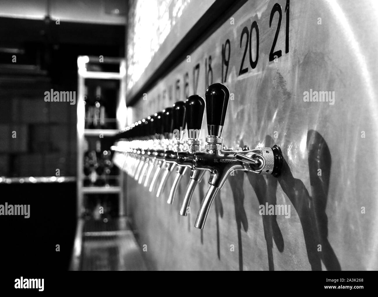 Les poignées de bière, la vocation de l'assemblée, Bar Underground, Leeds, West Yorkshire Banque D'Images