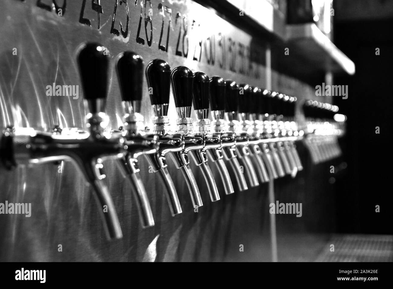 Les poignées de bière, la vocation de l'assemblée, Bar Underground, Leeds, West Yorkshire Banque D'Images