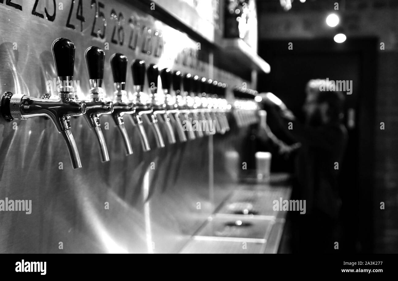 Les poignées de bière, la vocation de l'assemblée, Bar Underground, Leeds, West Yorkshire Banque D'Images