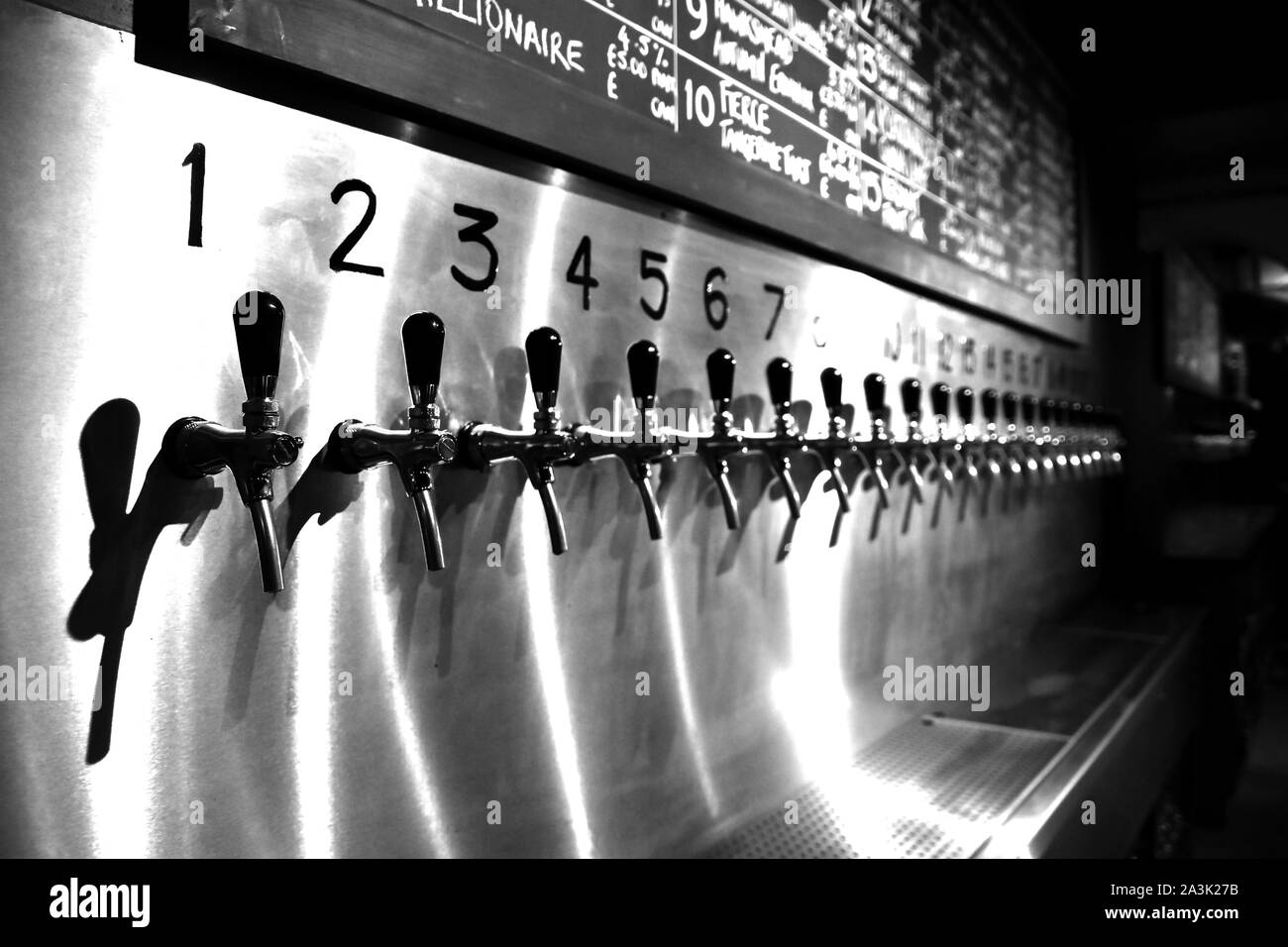 Les poignées de bière, la vocation de l'assemblée, Bar Underground, Leeds, West Yorkshire Banque D'Images