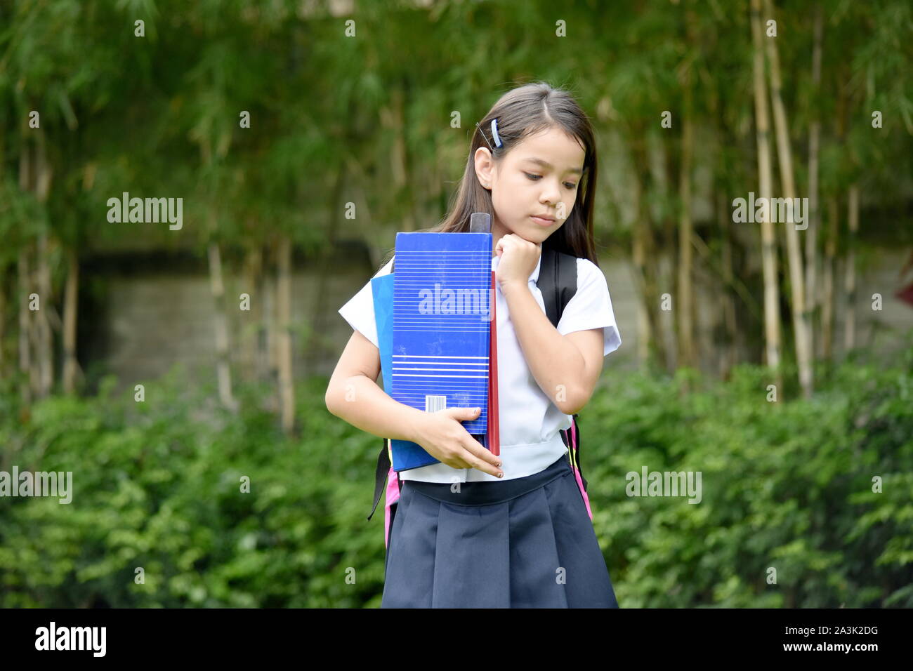 Filipina Fille de l'école la prise de décision portant l'uniforme scolaire Banque D'Images