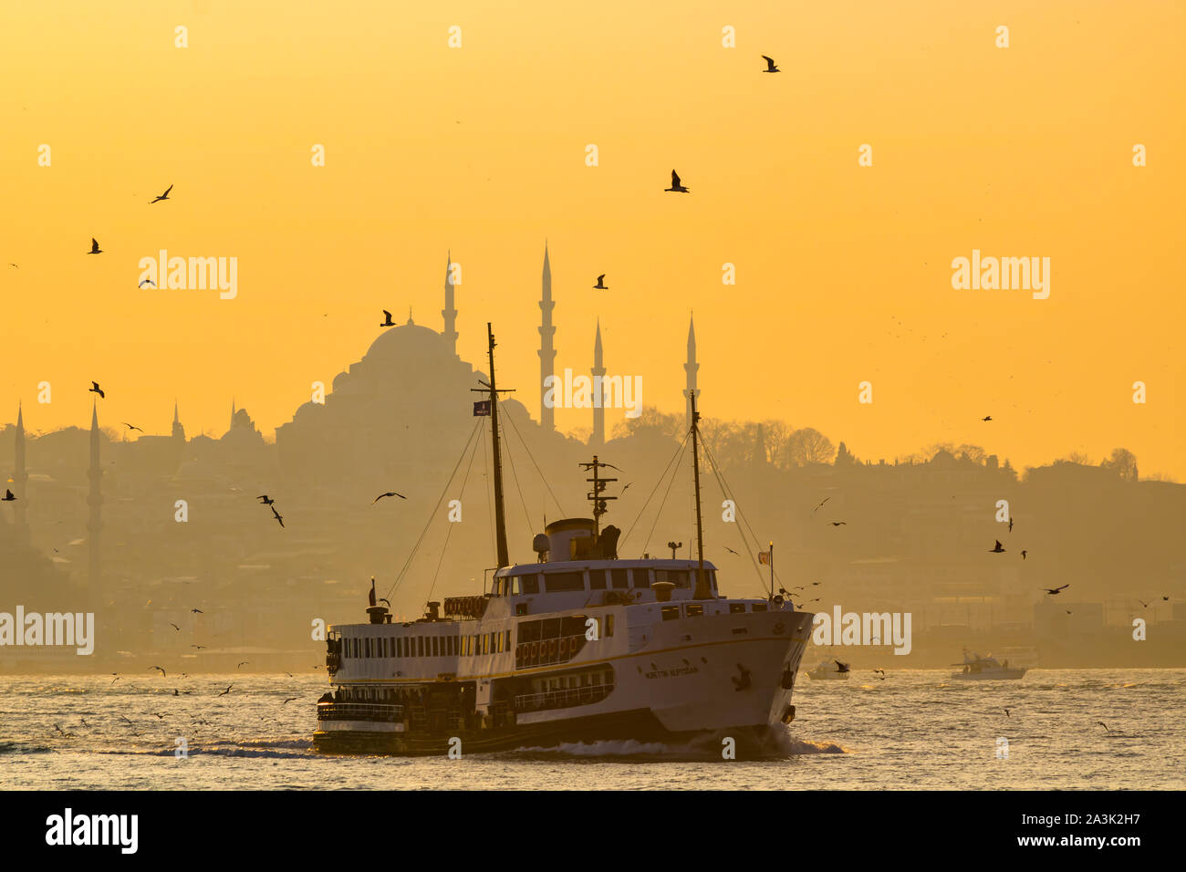 Mosquée Suleymaniye et ferry en ligne d'Istanbul au coucher du soleil Banque D'Images