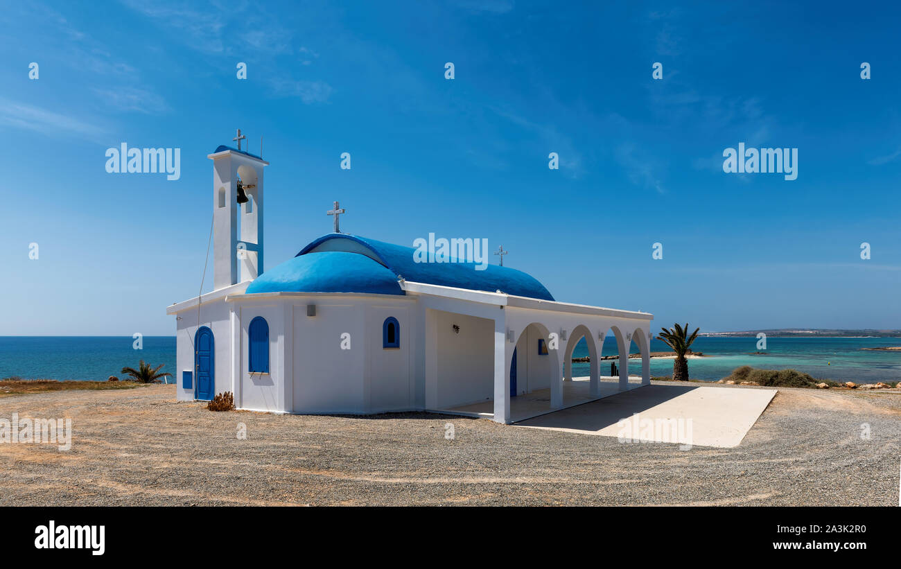 Chapelle blanc et bleu sur une plage de Méditerranée près de Aiya Napa, Chypre. Banque D'Images