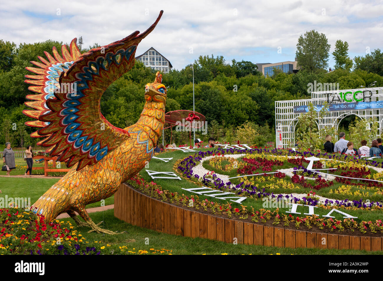 Sculpture d'or d'un fantastique de firebird avec plumage majestueux et une longue queue de fleurs lors de l'Assemblée Flower show à Kazan, Russie, 08,072019 Banque D'Images