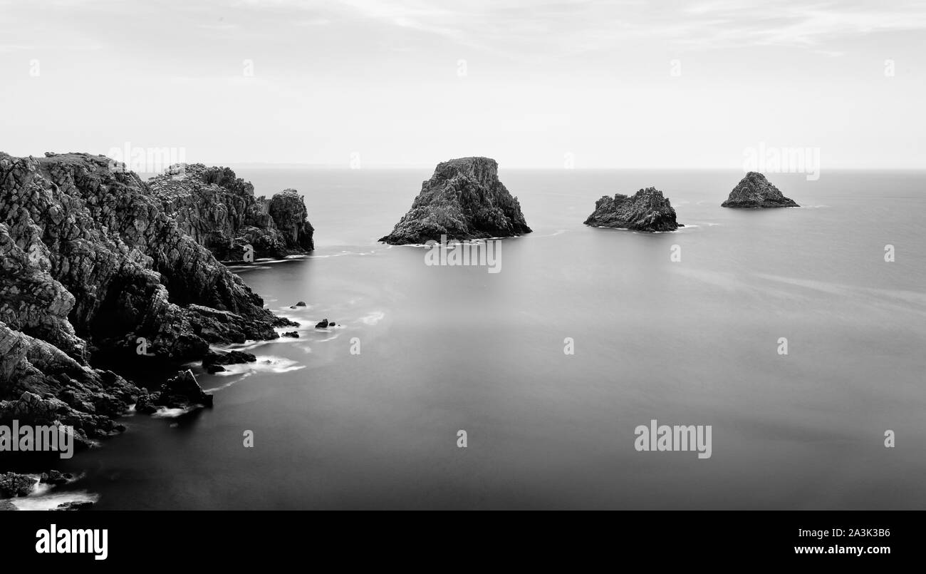 Trois îles et de promontoire au point de Pen-Hir, la pointe de Pen-Hir, Bretagne, France. Une longue exposition, noir et blanc Banque D'Images