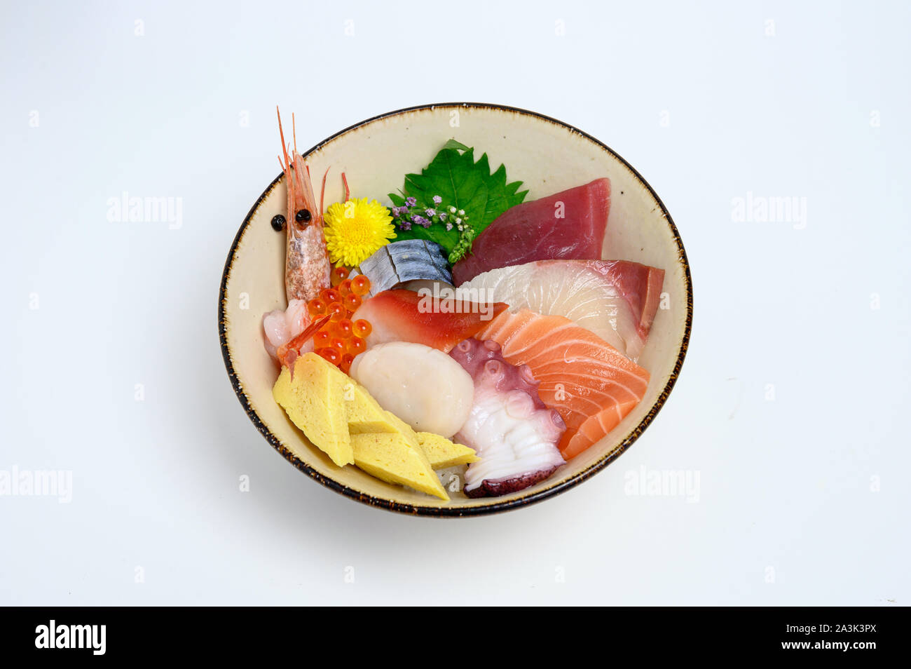 Variété Donburi poisson cru premium avec des fruits de mer situé sur le riz japonais dans un bol Banque D'Images