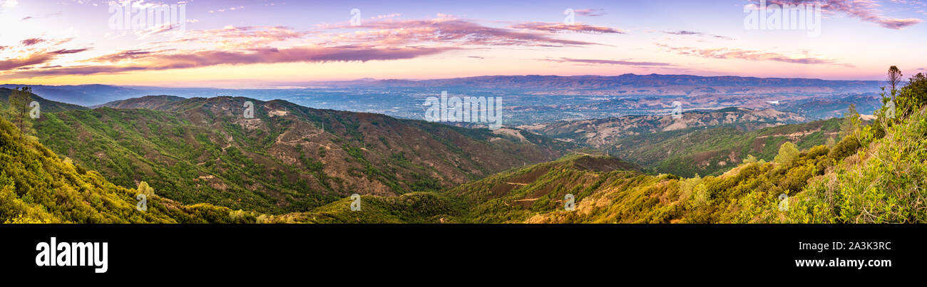 Vue panoramique vers San Jose et San Francisco bay au coucher du soleil ; des collines et des vallées dans les montagnes de Santa Cruz à l'avant-plan ; Diablo Range v Banque D'Images