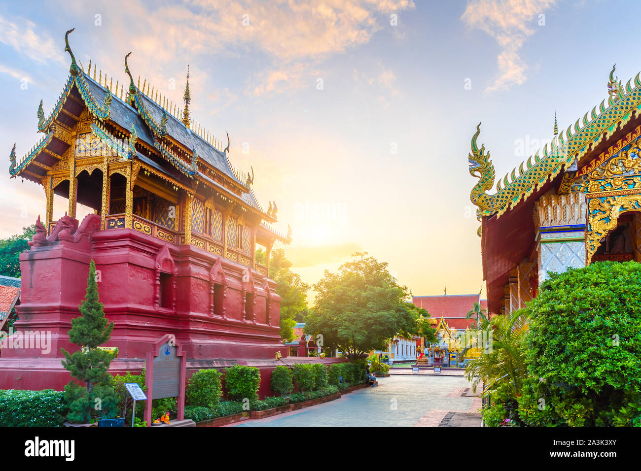 Belle vue sur le coucher de soleil de Wat Phra That Hariphunchai c'est un temple bouddhiste en voyage Lamphun, Thaïlande. 22 août 2019. Banque D'Images