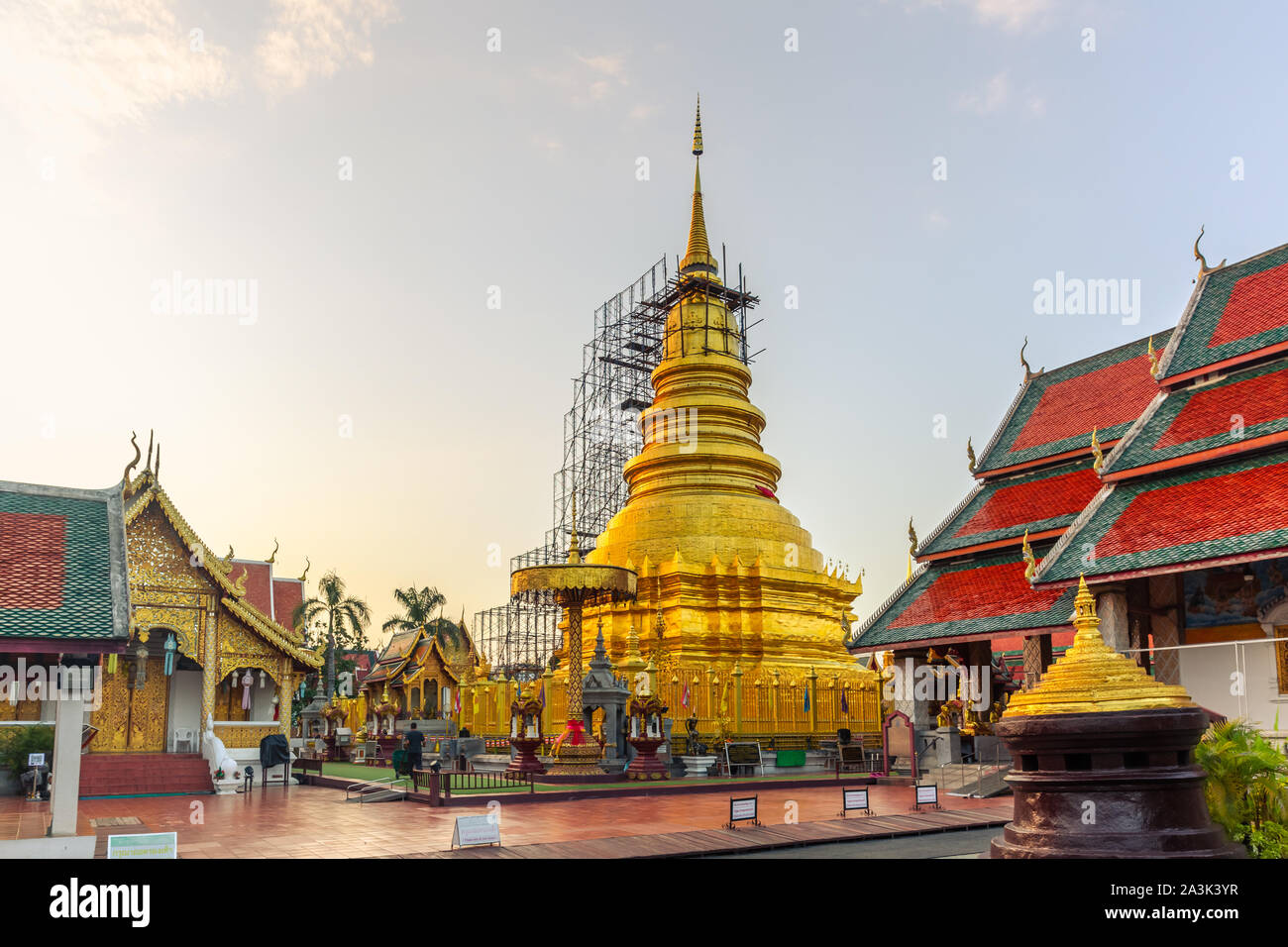 Belle vue sur le coucher de soleil de Wat Phra That Hariphunchai c'est un temple bouddhiste en voyage Lamphun, Thaïlande. 22 août 2019. Banque D'Images