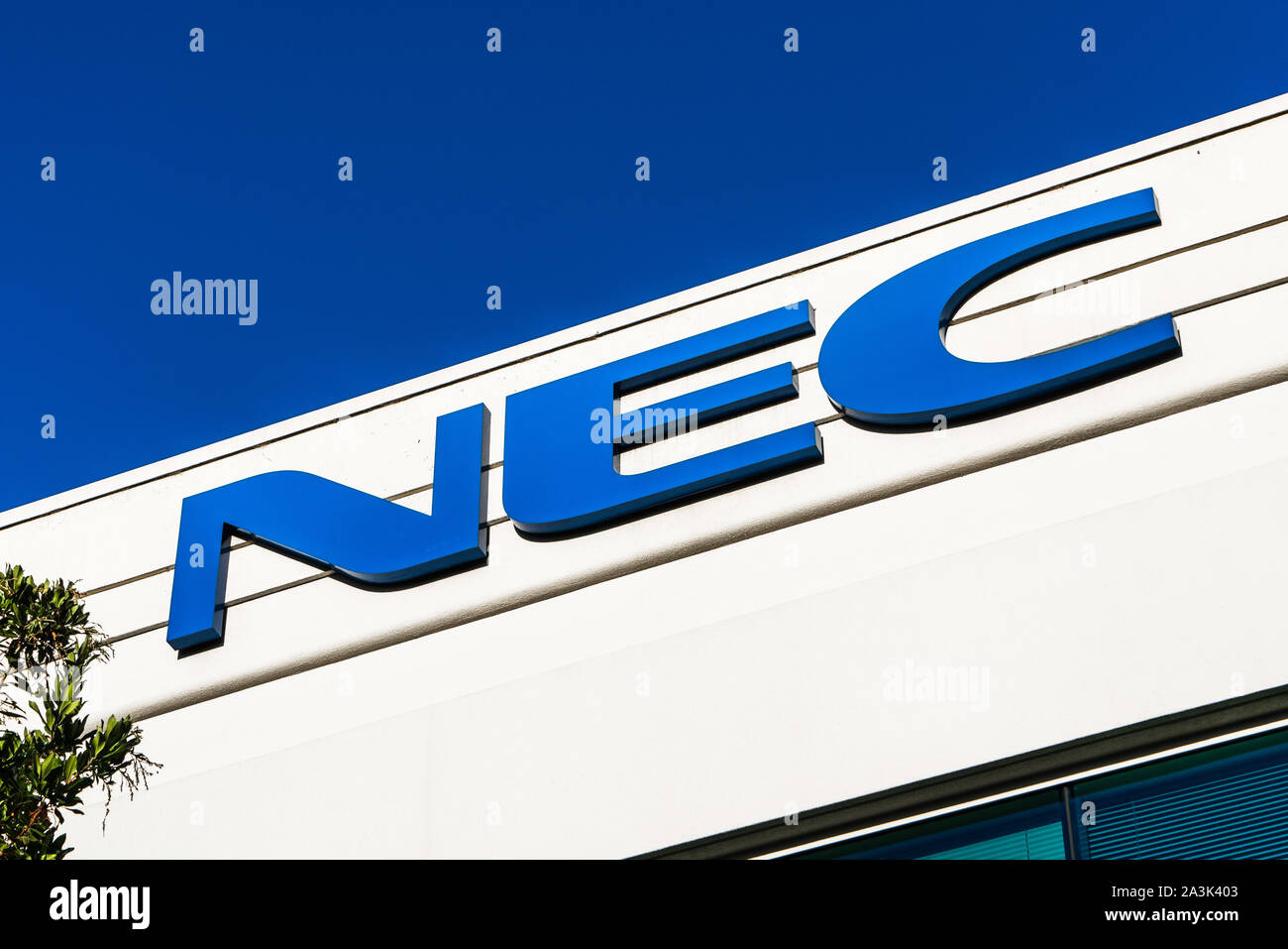 Aug 17, 2019 Santa Clara / CA / USA - logo NEC à leur siège social dans la Silicon Valley ; NEC Corporation est une multinationale japonaise techno de l'information Banque D'Images