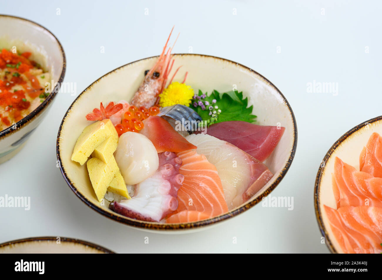 Variété Donburi poisson cru premium avec des fruits de mer situé sur le riz japonais dans un bol Banque D'Images