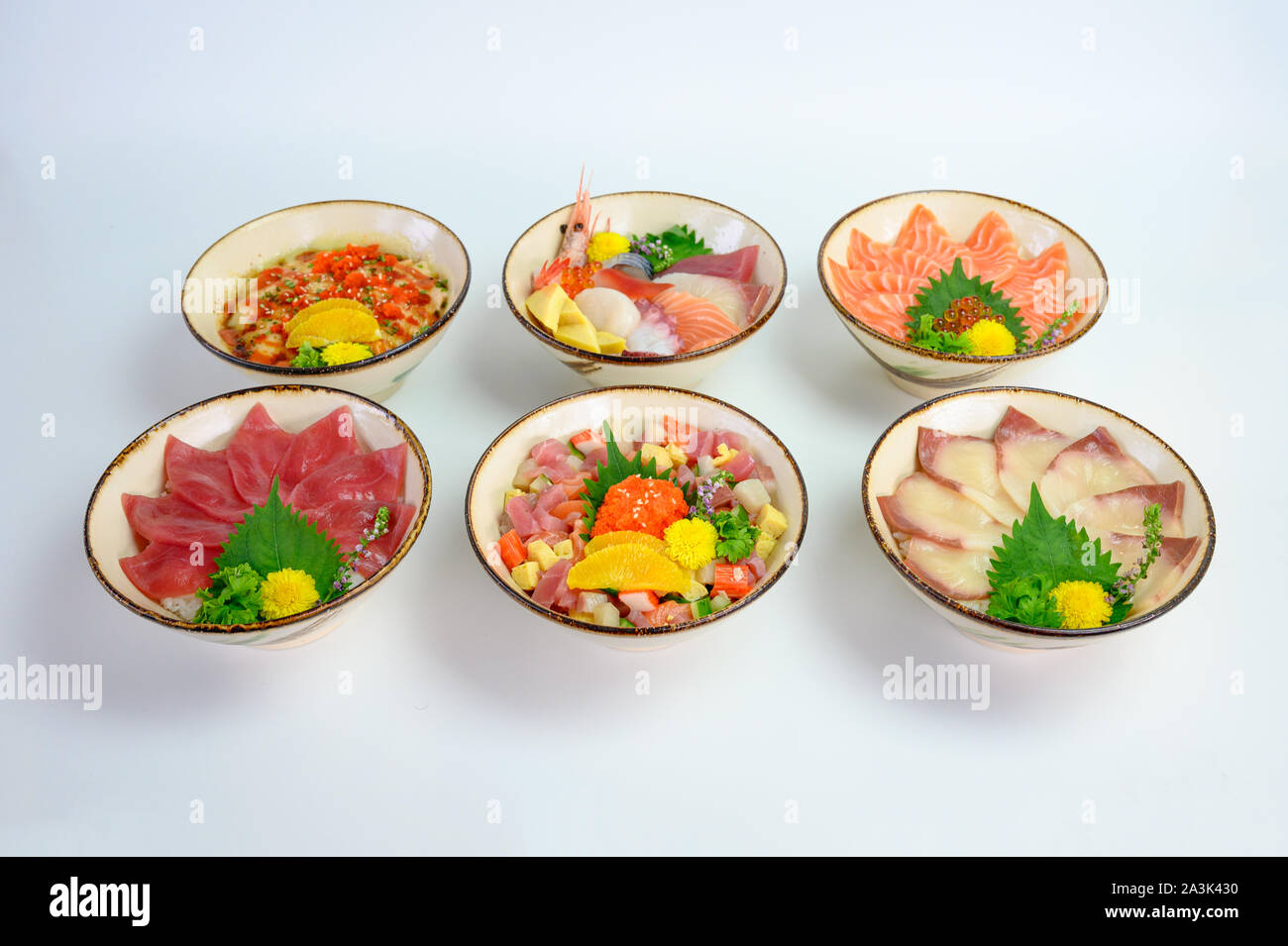 Variété de jeu avec des fruits de mer, Donburi, Saumon Maguro, Hamachi et riz japonais dans un bol sur la table Banque D'Images