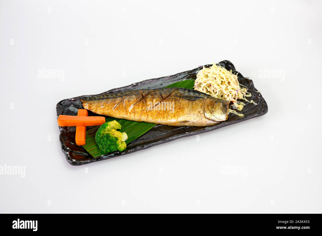 Grillades de Poisson saba avec de la sauce soja et le sel avec légumes sur plat de céramique Banque D'Images
