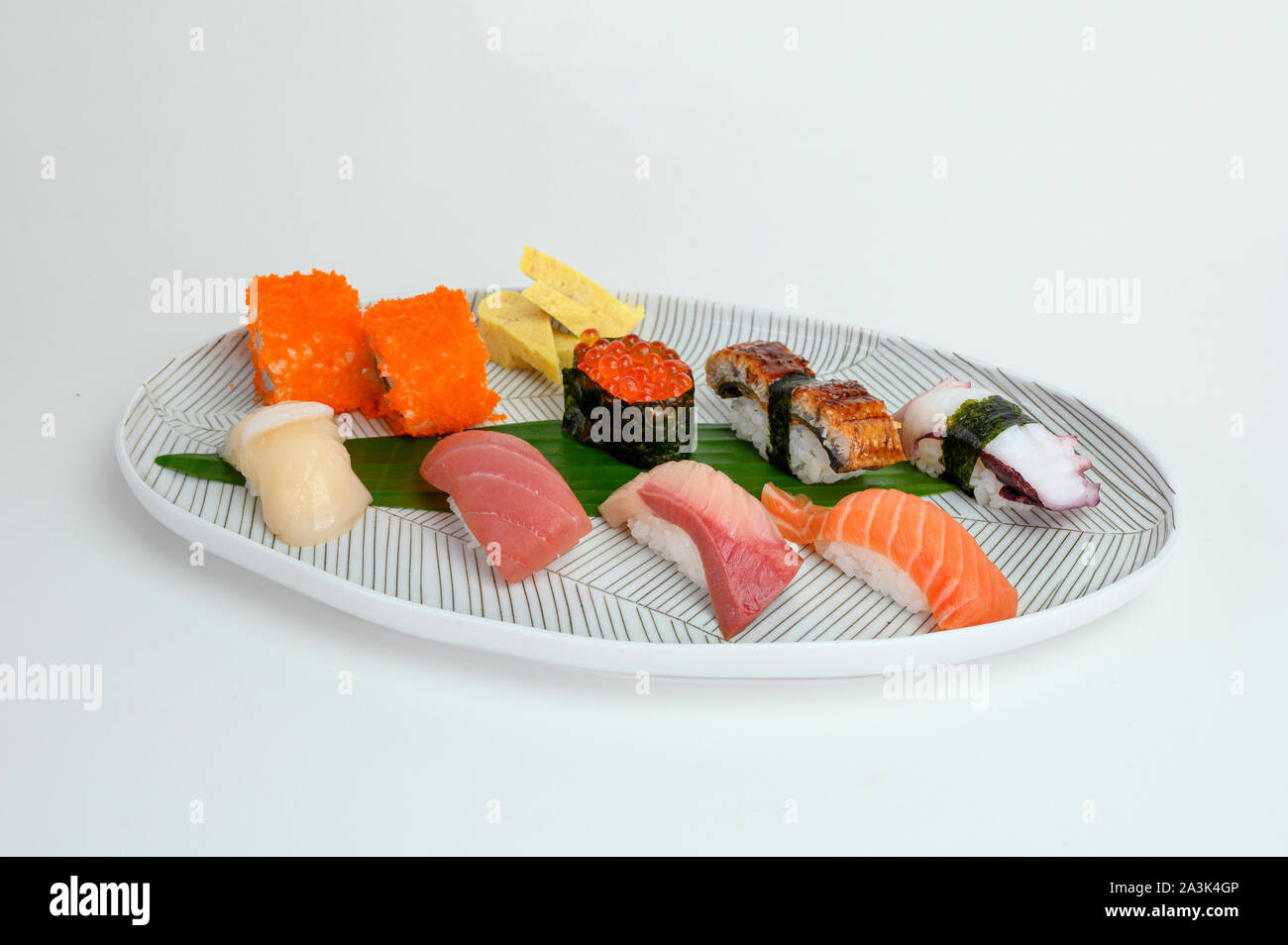 Variété de sushis nigiri japonais ensemble d'aliments traditionnels on white plate Banque D'Images