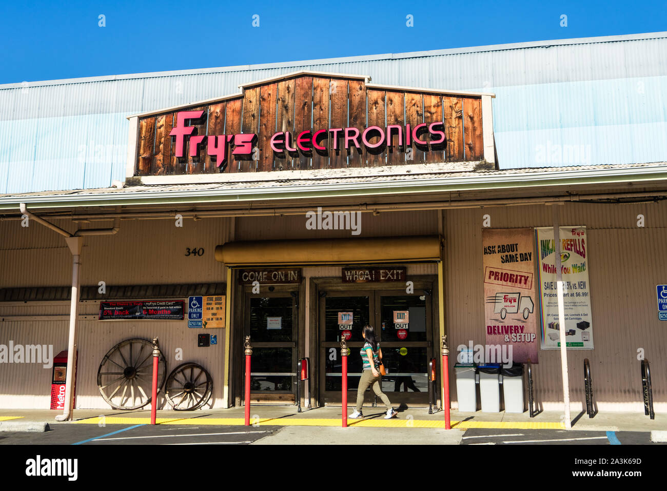 Oct 7, 2019 Palo Alto / CA / USA - Fry's Electronics store front, avec un thème de l'Ouest sauvage ; Fry's est un détaillant américain de logiciels, électronique de consommation Banque D'Images