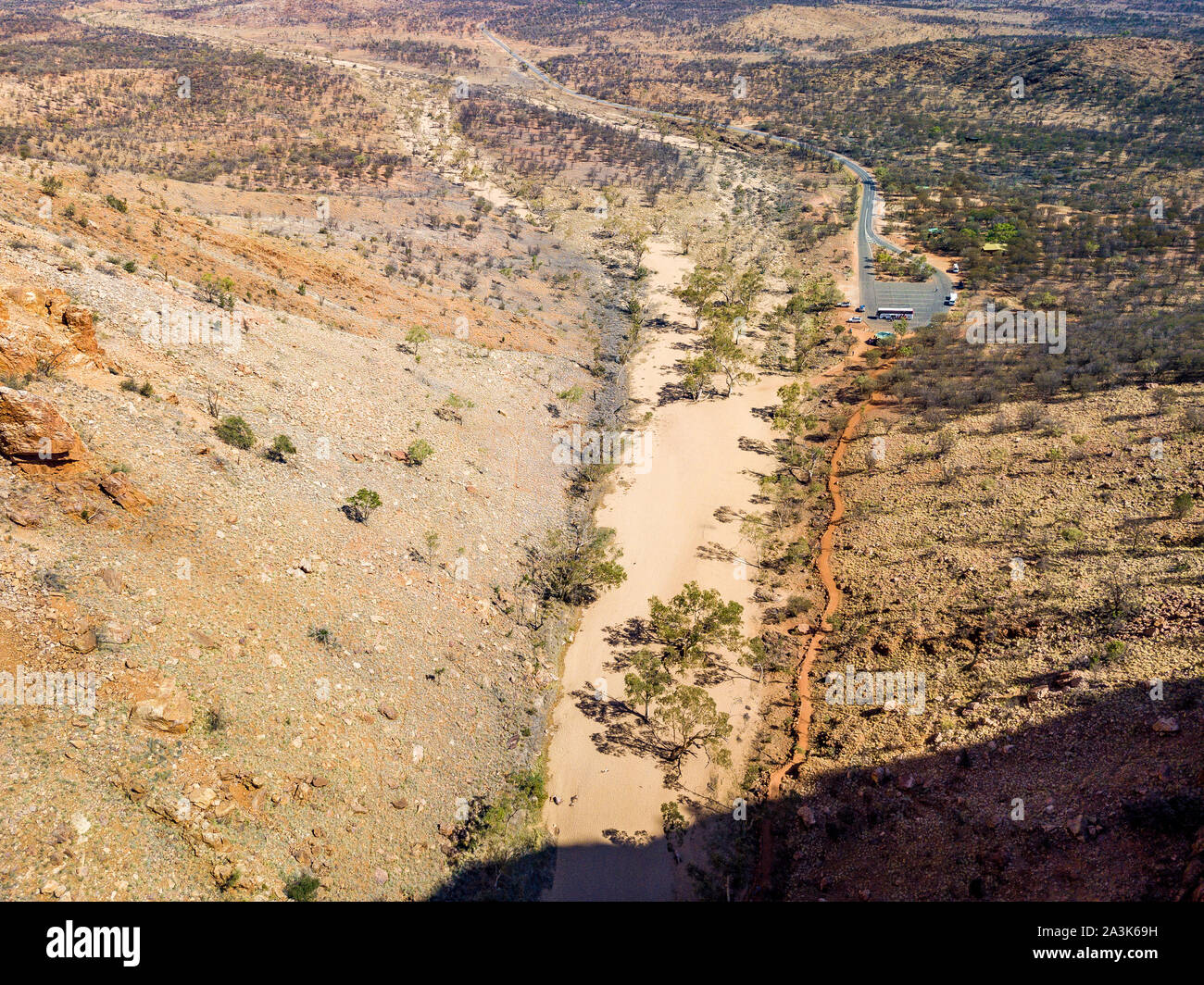 Vue aérienne de Simpsons Gap et environs dans le Territoire du Nord, Australie. Banque D'Images