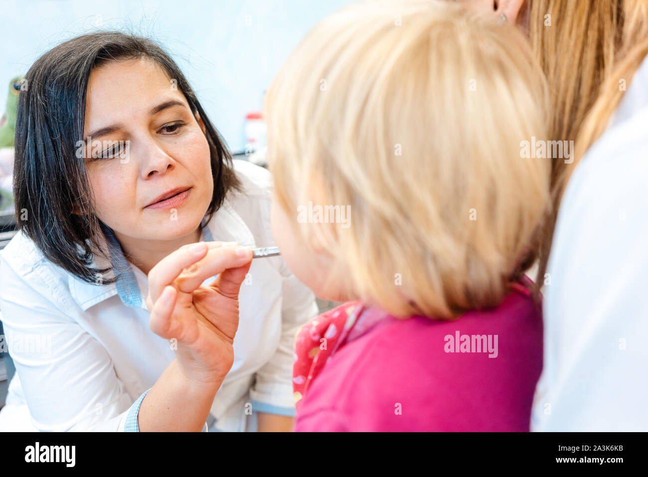 Petit enfant à regarder dans le miroir d'être traités par le dentiste Banque D'Images