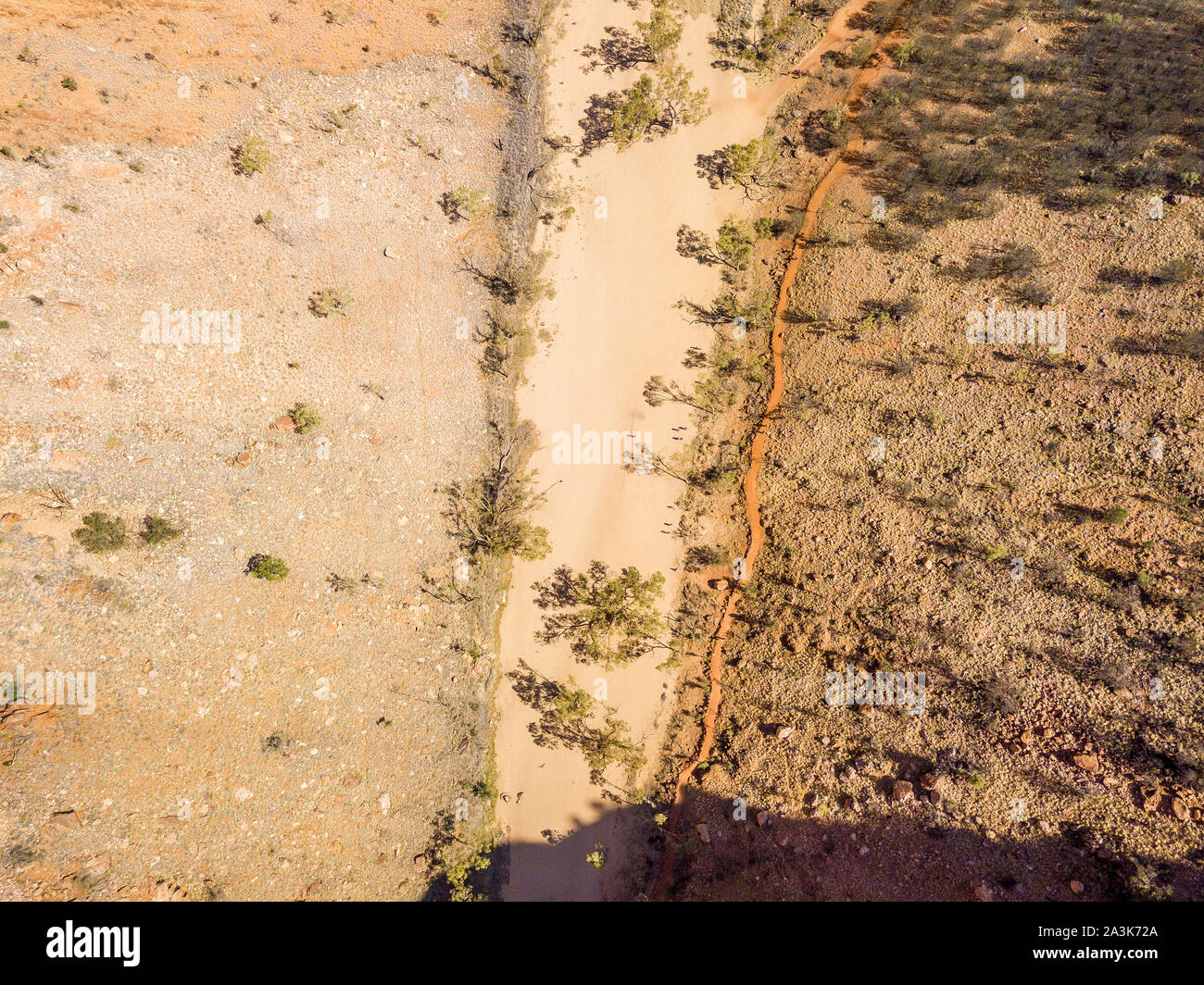 Vue aérienne de Simpsons Gap et environs dans le Territoire du Nord, Australie. Banque D'Images