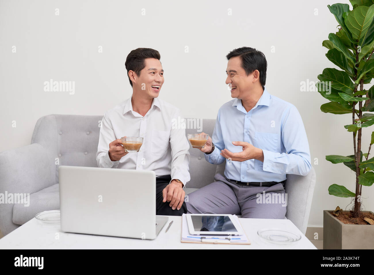 Deux hommes d'affaires travaillent dans office.concept d'entreprise. Banque D'Images