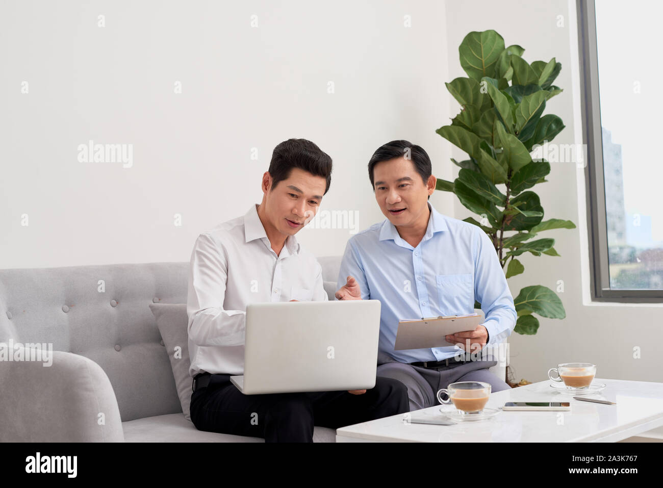 Deux hommes d'affaires travaillent dans office.concept d'entreprise. Banque D'Images