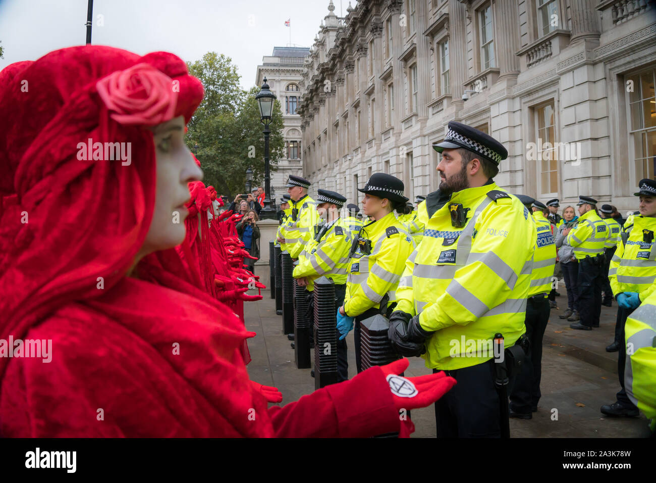 Whitehall, Londres, Royaume-Uni. - 7 octobre 2019- ptotests - XR rouge 'Brigade' art group lors d'une performance de rue en face du bureau du Cabinet Banque D'Images