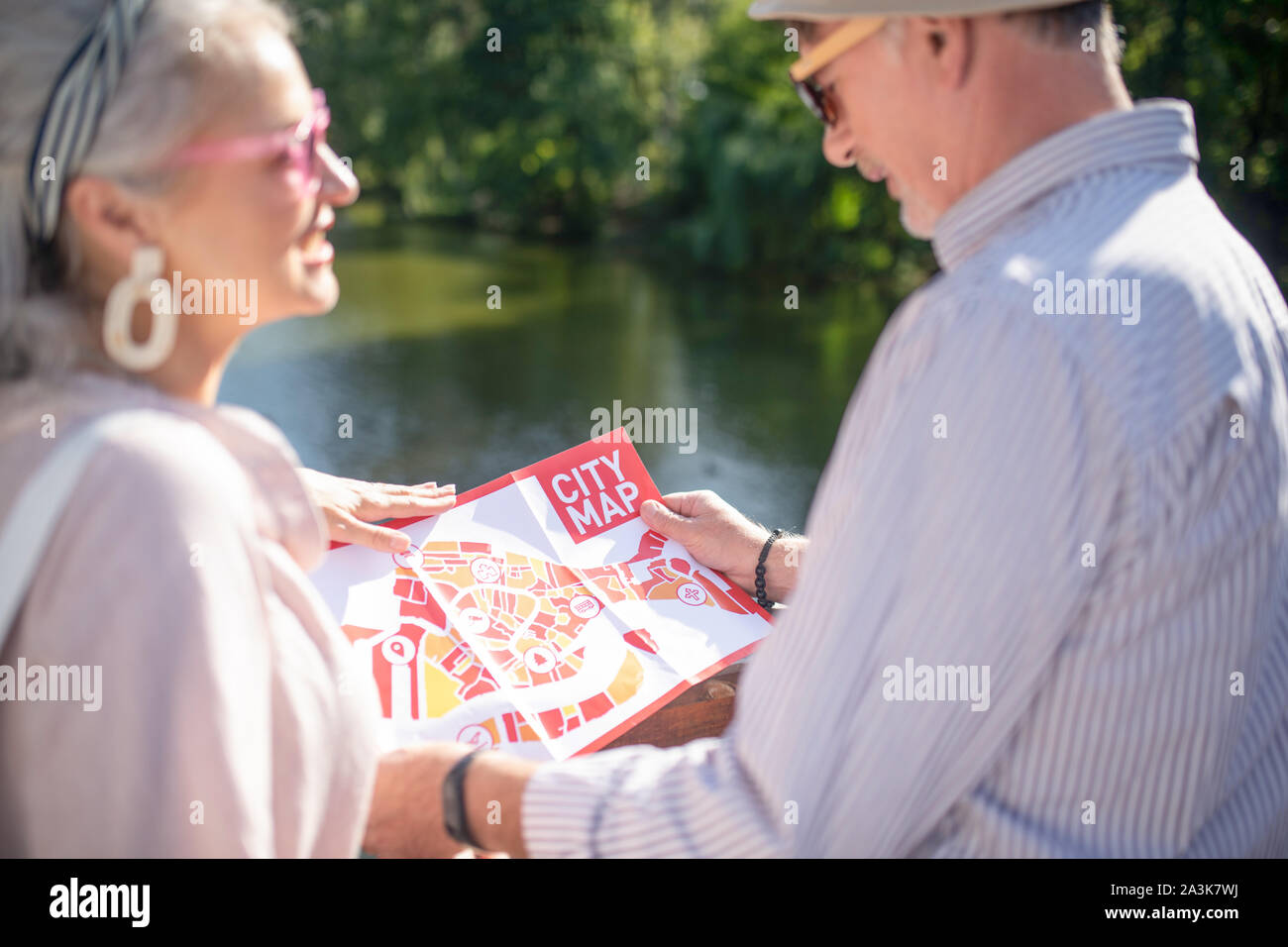 Les touristes détenteurs mature plan de la ville tout en appréciant à pied Banque D'Images