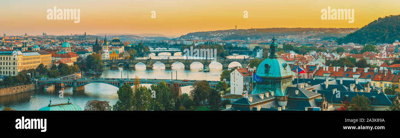 Prague, République tchèque. Soir Vue panoramique de paysage urbain dans le coucher du soleil de l'éclairage. Le Pont Charles, pont Manes, Straka Academy. Des sites célèbres, UNESCO Banque D'Images