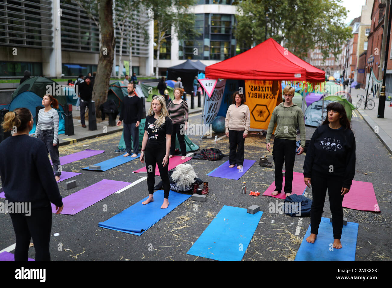 Tôt le matin le yoga à l'extinction dans le camp de la rébellion Marsham Street, Westminster, Londres. Banque D'Images