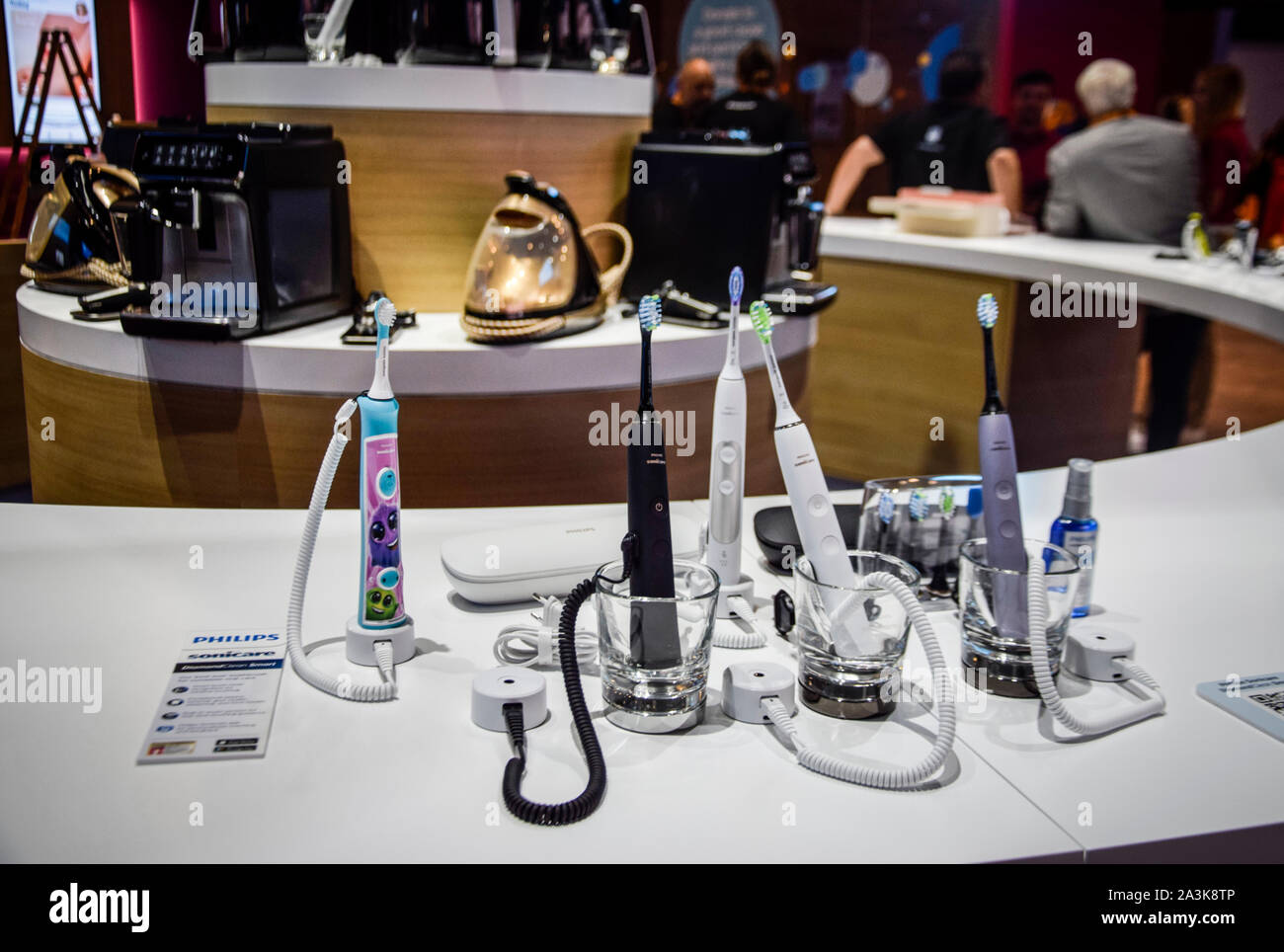 Berlin, Allemagne - Septembre 5th, 2019 : des brosses à dents électriques Philips à l'IFA 2019 Banque D'Images