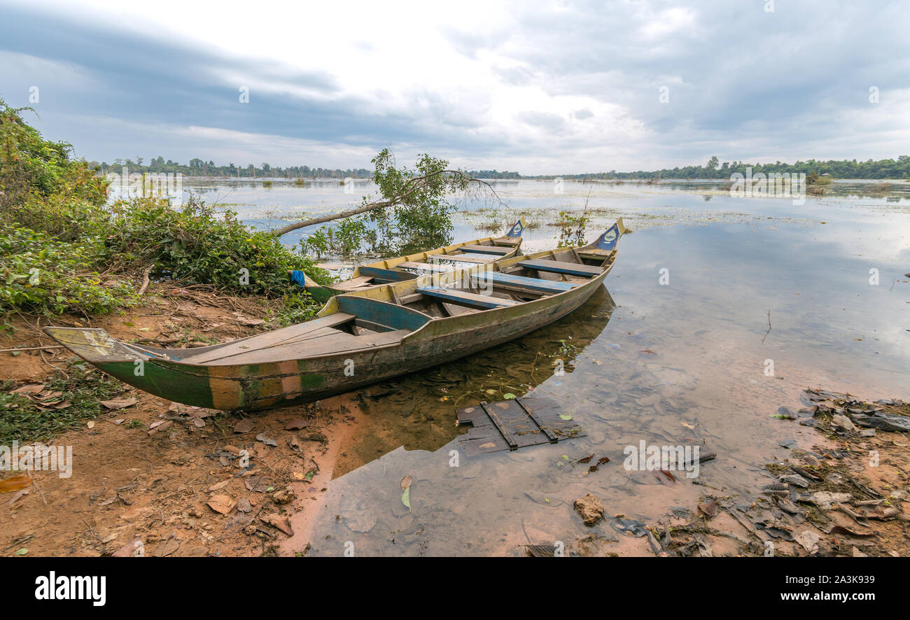 Sale vieux bateau sur le lac sur la rive de la rivière sombre jour de pluie Banque D'Images