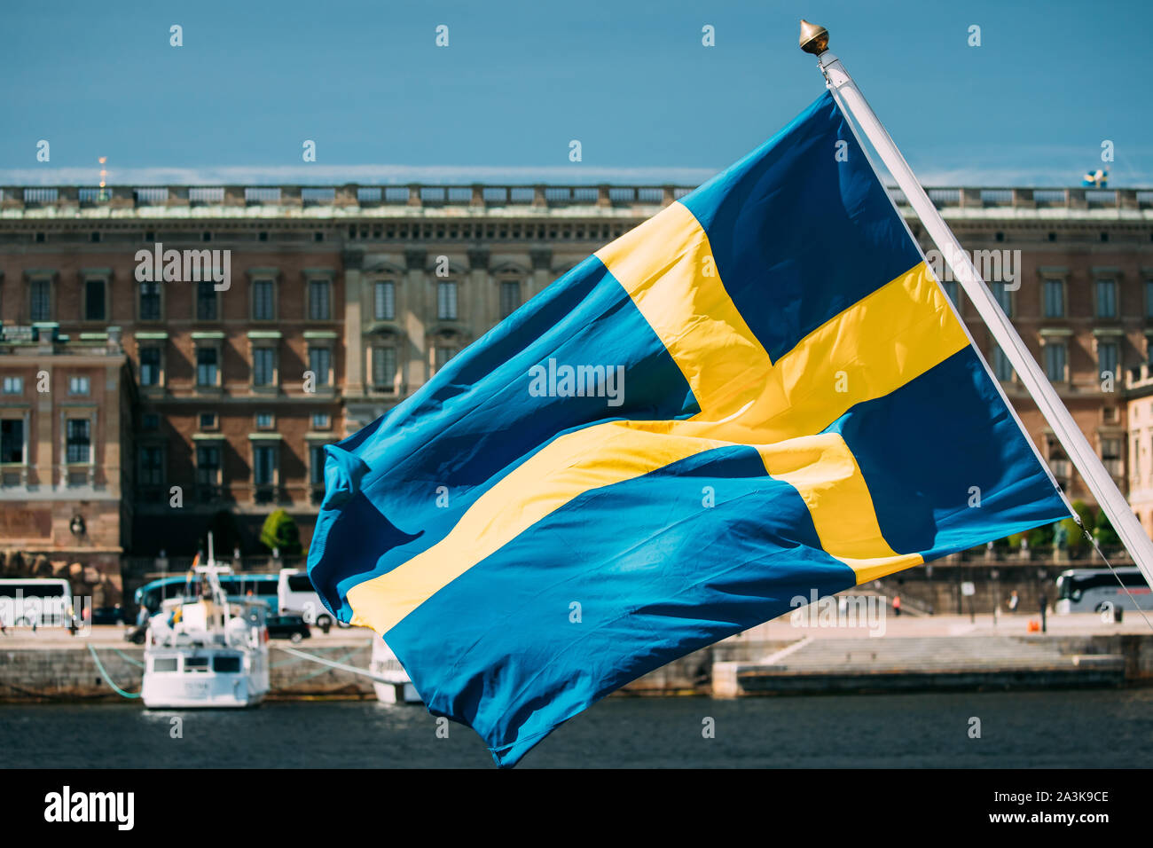 Stockholm, Suède. En agitant le drapeau suédois à Stockholm Street. Banque D'Images